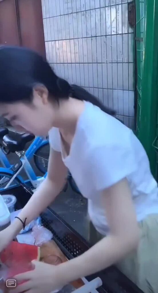 主播漏点了 – 可爱户外主播不穿内衣